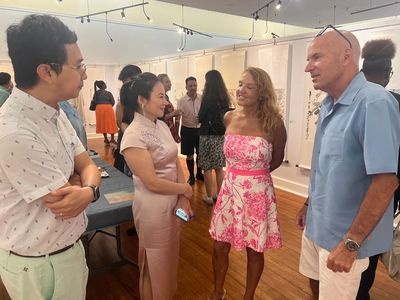 百慕大群島首個中國畫展亮相 翟優(yōu)、樊蕾伉儷“家園”作品引國際關注